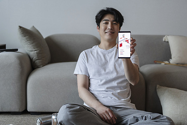 포토 JPG 남자 맨라이프 거실 남편 실내 한명 미소 들기 앉기 상반신 성인 앞모습 30대 스마트폰 소파 한국인 주문 보여주기 이혼 싱글라이프 성인남자한명만 돌싱 음식배달 국내포토 1 라이프스타일 뷰포인트 의자 모션 표정 사람 동양인 내부 장년 핸드폰 스마트기기 배송 남자한명만 성인남자만 파일형식