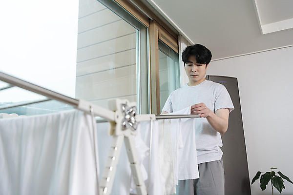 포토 JPG 응시 남자 맨라이프 거실 창문 남편 실내 한명 들기 상반신 성인 앞모습 30대 한국인 빨래 빨래건조대 빨래널기 우울감 이혼 싱글라이프 성인남자한명만 돌싱 공허 국내포토 1 라이프스타일 시선 감정 뷰포인트 컨셉 가사 모션 사람 동양인 내부 장년 빨래대 남자한명만 성인남자만 파일형식