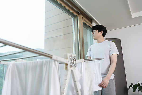포토 JPG 응시 남자 맨라이프 거실 창문 남편 실내 한명 상반신 성인 앞모습 30대 한국인 잡기 빨래 빨래건조대 빨래널기 우울감 이혼 싱글라이프 성인남자한명만 돌싱 공허 국내포토 1 라이프스타일 시선 감정 뷰포인트 컨셉 가사 모션 사람 동양인 내부 장년 빨래대 남자한명만 성인남자만 파일형식