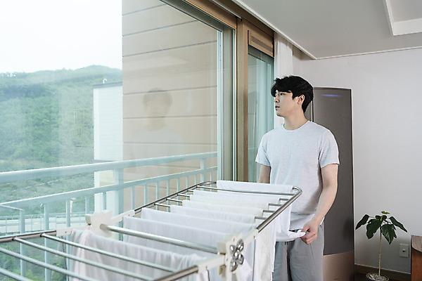 포토 JPG 응시 남자 맨라이프 거실 창문 남편 실내 한명 상반신 성인 앞모습 30대 한국인 잡기 빨래 빨래건조대 빨래널기 우울감 이혼 싱글라이프 성인남자한명만 돌싱 공허 국내포토 1 라이프스타일 시선 감정 뷰포인트 컨셉 가사 모션 사람 동양인 내부 장년 빨래대 남자한명만 성인남자만 파일형식