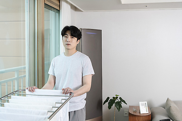 포토 JPG 응시 남자 맨라이프 거실 남편 실내 한명 상반신 성인 앞모습 30대 한국인 잡기 빨래 빨래건조대 우울감 이혼 싱글라이프 성인남자한명만 돌싱 공허 국내포토 1 라이프스타일 시선 감정 뷰포인트 컨셉 가사 모션 사람 동양인 내부 장년 빨래대 남자한명만 성인남자만 파일형식