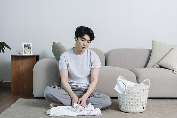 포토 JPG 전신 남자 맨라이프 거실 남편 실내 한명 앉기 성인 앞모습 30대 한국인 빨래 빨래개기 빨래바구니 우울감 우울증 이혼 싱글라이프 성인남자한명만 돌싱 공허 국내포토 1 라이프스타일 감정 뷰포인트 컨셉 가사 모션 사람 동양인 내부 장년 바구니 질병 남자한명만 성인남자만 파일형식