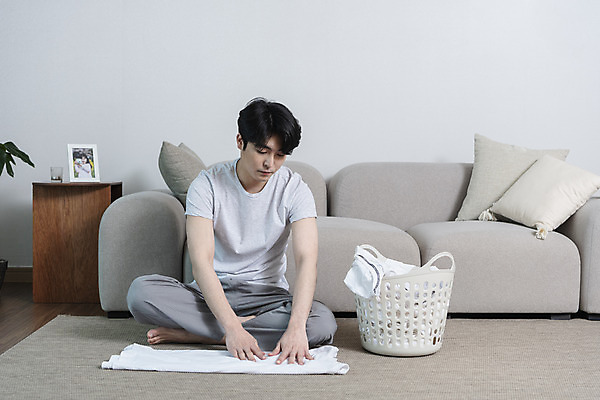 포토 JPG 전신 남자 맨라이프 거실 남편 실내 한명 앉기 성인 앞모습 30대 한국인 빨래 빨래개기 빨래바구니 우울감 우울증 이혼 싱글라이프 성인남자한명만 돌싱 공허 국내포토 1 라이프스타일 감정 뷰포인트 컨셉 가사 모션 사람 동양인 내부 장년 바구니 질병 남자한명만 성인남자만 파일형식