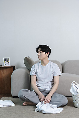 포토 JPG 전신 응시 남자 맨라이프 거실 남편 실내 한명 앉기 성인 앞모습 30대 한국인 빨래 빨래개기 우울감 우울증 이혼 싱글라이프 성인남자한명만 돌싱 공허 국내포토 1 라이프스타일 시선 감정 뷰포인트 컨셉 가사 모션 사람 동양인 내부 장년 질병 남자한명만 성인남자만 파일형식