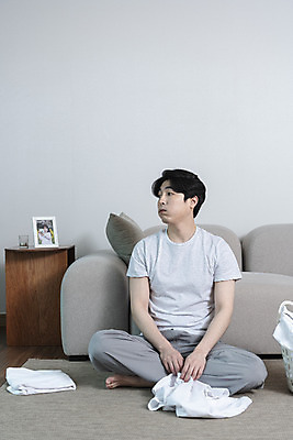 포토 JPG 전신 응시 남자 맨라이프 거실 남편 실내 한명 앉기 성인 앞모습 30대 한국인 빨래 빨래개기 우울감 우울증 이혼 싱글라이프 성인남자한명만 돌싱 공허 국내포토 1 라이프스타일 시선 감정 뷰포인트 컨셉 가사 모션 사람 동양인 내부 장년 질병 남자한명만 성인남자만 파일형식