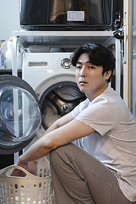 포토 JPG 응시 남자 맨라이프 남편 실내 한명 상반신 성인 옆모습 30대 한국인 고독 빨래 세탁기 웅크림 건조기 빨래바구니 우울감 우울증 이혼 싱글라이프 성인남자한명만 돌싱 공허 국내포토 1 라이프스타일 시선 감정 뷰포인트 컨셉 가사 모션 사람 동양인 내부 장년 바구니 기계 가전제품 질병 남자한명만 성인남자만 파일형식