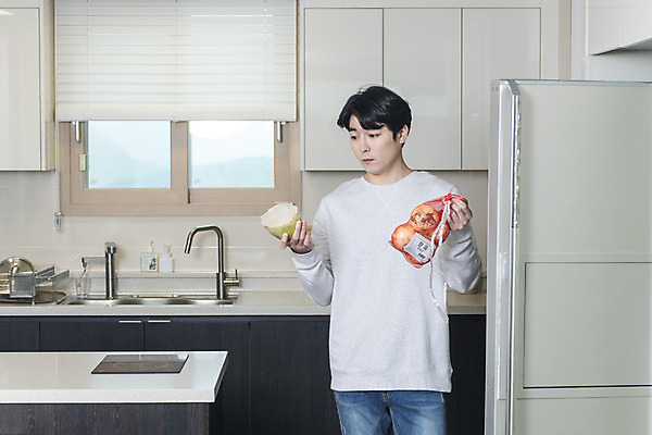 포토 JPG 응시 남자 맨라이프 식재료 남편 양파 실내 한명 들기 상반신 성인 앞모습 30대 주방 한국인 무 냉장고 이혼 싱글라이프 성인남자한명만 돌싱 의아 국내포토 1 라이프스타일 시선 뷰포인트 채소 모션 뿌리채소 사람 동양인 내부 장년 가전제품 남자한명만 성인남자만 파일형식