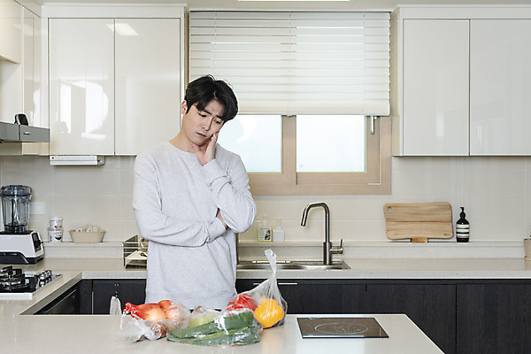 포토 JPG 응시 남자 맨라이프 식재료 남편 실내 한명 상반신 성인 앞모습 30대 팔짱 주방 한국인 고민 이혼 싱글라이프 성인남자한명만 돌싱 의아 국내포토 1 라이프스타일 시선 감정 뷰포인트 모션 사람 동양인 내부 장년 남자한명만 성인남자만 파일형식