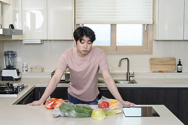 포토 JPG 응시 남자 맨라이프 식재료 남편 실내 한명 상반신 성인 앞모습 30대 주방 한국인 이혼 싱글라이프 성인남자한명만 돌싱 의아 국내포토 1 라이프스타일 시선 뷰포인트 모션 사람 동양인 내부 장년 남자한명만 성인남자만 파일형식