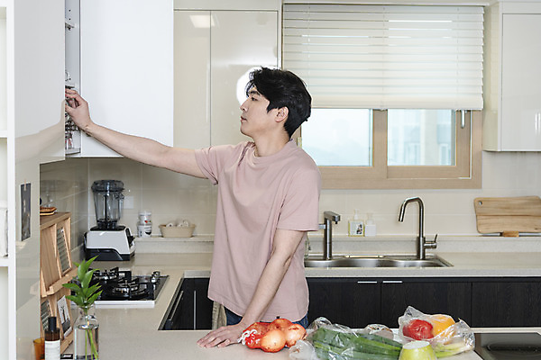 포토 JPG 응시 남자 맨라이프 식재료 남편 실내 한명 상반신 성인 옆모습 30대 손들기 주방 한국인 찬장 우울감 이혼 싱글라이프 성인남자한명만 돌싱 국내포토 1 라이프스타일 시선 감정 뷰포인트 가구 모션 사람 동양인 내부 장년 남자한명만 성인남자만 파일형식