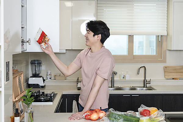 포토 JPG 남자 행복 맨라이프 식재료 남편 실내 한명 미소 들기 상반신 성인 옆모습 30대 주방 한국인 라면 찬장 발견 이혼 싱글라이프 성인남자한명만 돌싱 국내포토 1 라이프스타일 감정 음식 뷰포인트 가구 모션 표정 사람 동양인 내부 장년 면류 남자한명만 성인남자만 파일형식