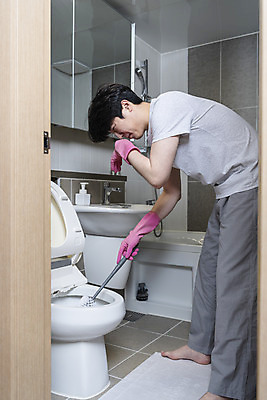 포토 JPG 전신 남자 맨라이프 남편 실내 한명 들기 성인 옆모습 30대 한국인 찡그림 청소 화장실 고무장갑 변기 악취 변기솔 이혼 싱글라이프 성인남자한명만 돌싱 국내포토 1 라이프스타일 뷰포인트 장갑 모션 표정 사람 동양인 내부 장년 솔 냄새 고무 남자한명만 성인남자만 파일형식