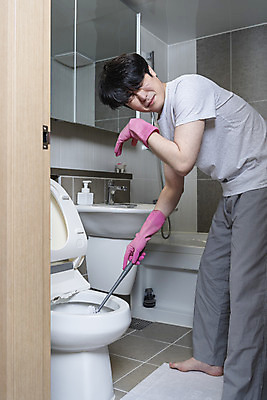 포토 JPG 전신 남자 맨라이프 남편 실내 한명 들기 성인 옆모습 30대 한국인 찡그림 청소 화장실 고무장갑 변기 악취 변기솔 이혼 싱글라이프 성인남자한명만 돌싱 국내포토 1 라이프스타일 뷰포인트 장갑 모션 표정 사람 동양인 내부 장년 솔 냄새 고무 남자한명만 성인남자만 파일형식