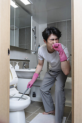 포토 JPG 전신 남자 맨라이프 남편 실내 한명 들기 성인 앞모습 30대 한국인 찡그림 청소 화장실 고무장갑 변기 입가림 악취 변기솔 이혼 싱글라이프 성인남자한명만 돌싱 국내포토 1 라이프스타일 뷰포인트 장갑 모션 표정 사람 동양인 내부 장년 가림 솔 냄새 고무 남자한명만 성인남자만 파일형식