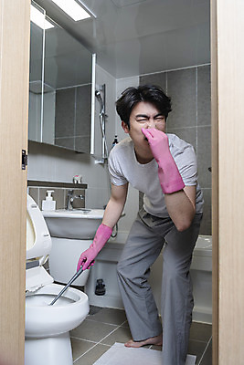 포토 JPG 전신 남자 맨라이프 남편 실내 한명 들기 성인 앞모습 30대 한국인 찡그림 청소 화장실 고무장갑 변기 악취 변기솔 이혼 싱글라이프 성인남자한명만 돌싱 국내포토 1 라이프스타일 뷰포인트 장갑 모션 표정 사람 동양인 내부 장년 솔 냄새 고무 남자한명만 성인남자만 파일형식