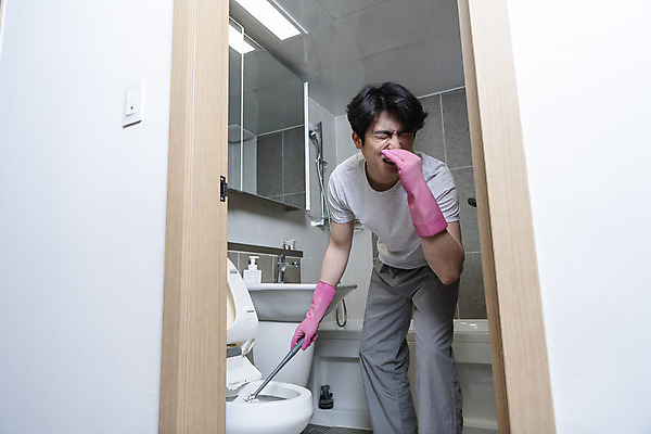 포토 JPG 남자 맨라이프 남편 실내 한명 들기 상반신 성인 앞모습 30대 한국인 찡그림 청소 화장실 고무장갑 변기 악취 변기솔 이혼 싱글라이프 성인남자한명만 돌싱 국내포토 1 라이프스타일 뷰포인트 장갑 모션 표정 사람 동양인 내부 장년 솔 냄새 고무 남자한명만 성인남자만 파일형식