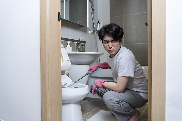 포토 JPG 전신 남자 맨라이프 남편 실내 한명 들기 성인 옆모습 30대 눈감음 한국인 청소 화장실 고무장갑 변기 웅크림 악취 변기솔 이혼 싱글라이프 성인남자한명만 돌싱 국내포토 1 라이프스타일 뷰포인트 장갑 모션 사람 동양인 내부 장년 솔 냄새 고무 남자한명만 성인남자만 파일형식