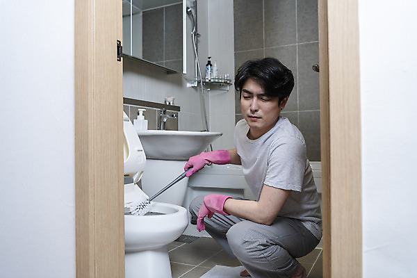 포토 JPG 전신 남자 맨라이프 남편 실내 한명 들기 성인 옆모습 30대 한국인 찡그림 청소 화장실 고무장갑 변기 웅크림 악취 변기솔 이혼 싱글라이프 성인남자한명만 돌싱 국내포토 1 라이프스타일 뷰포인트 장갑 모션 표정 사람 동양인 내부 장년 솔 냄새 고무 남자한명만 성인남자만 파일형식