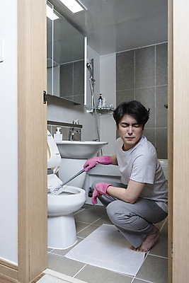 포토 JPG 전신 남자 맨라이프 남편 실내 한명 들기 성인 옆모습 30대 눈감음 한국인 찡그림 청소 화장실 고무장갑 변기 웅크림 악취 변기솔 이혼 싱글라이프 성인남자한명만 돌싱 국내포토 1 라이프스타일 뷰포인트 장갑 모션 표정 사람 동양인 내부 장년 솔 냄새 고무 남자한명만 성인남자만 파일형식