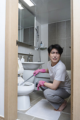 포토 JPG 전신 응시 남자 맨라이프 남편 실내 한명 들기 성인 옆모습 30대 한국인 찡그림 청소 화장실 고무장갑 변기 웅크림 악취 변기솔 이혼 싱글라이프 성인남자한명만 돌싱 국내포토 1 라이프스타일 시선 뷰포인트 장갑 모션 표정 사람 동양인 내부 장년 솔 냄새 고무 남자한명만 성인남자만 파일형식