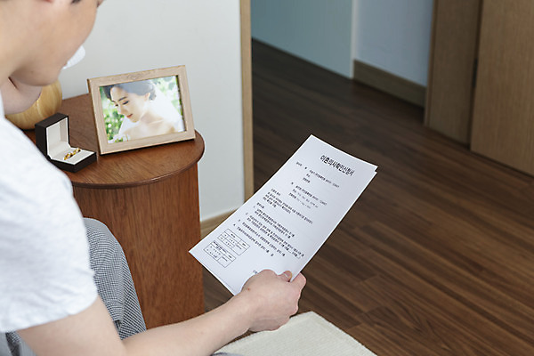 포토 JPG 라이프스타일 남자 맨라이프 액자 남편 실내 한명 들기 상반신 성인 옆모습 30대 침실 한국인 침대 잡기 결혼반지 반지케이스 이혼 싱글라이프 성인남자한명만 이혼서류 돌싱 국내포토 1 뷰포인트 가구 결혼 모션 사람 동양인 내부 생활 장년 반지 보관함 남자한명만 성인남자만 파일형식