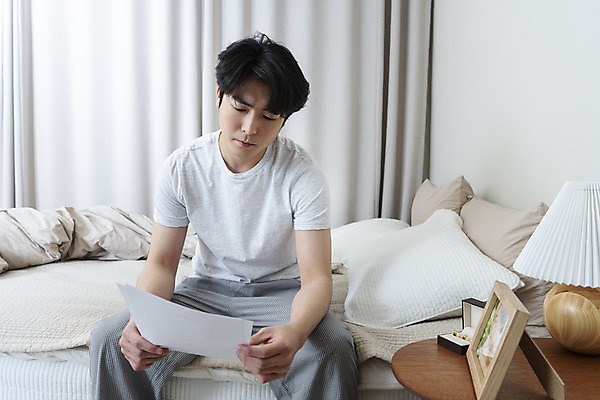 포토 JPG 라이프스타일 응시 남자 맨라이프 액자 남편 실내 한명 들기 앉기 상반신 성인 앞모습 30대 침실 한국인 침대 결혼반지 반지케이스 이혼 싱글라이프 성인남자한명만 이혼서류 돌싱 국내포토 1 시선 뷰포인트 가구 결혼 모션 사람 동양인 내부 생활 장년 반지 보관함 남자한명만 성인남자만 파일형식