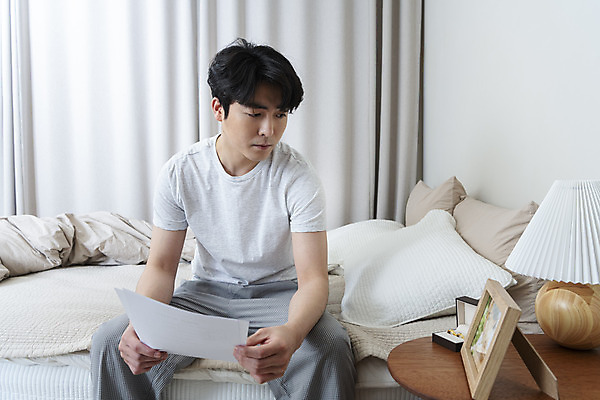 포토 JPG 라이프스타일 응시 남자 맨라이프 액자 남편 실내 한명 들기 상반신 성인 앞모습 30대 침실 한국인 침대 결혼반지 반지케이스 이혼 싱글라이프 성인남자한명만 이혼서류 돌싱 국내포토 1 시선 뷰포인트 가구 결혼 모션 사람 동양인 내부 생활 장년 반지 보관함 남자한명만 성인남자만 파일형식