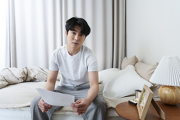 포토 JPG 라이프스타일 응시 남자 맨라이프 액자 남편 실내 한명 들기 앉기 상반신 성인 앞모습 30대 침실 한국인 침대 결혼반지 반지케이스 이혼 싱글라이프 성인남자한명만 이혼서류 돌싱 국내포토 1 시선 뷰포인트 가구 결혼 모션 사람 동양인 내부 생활 장년 반지 보관함 남자한명만 성인남자만 파일형식