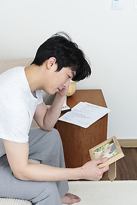 포토 JPG 전신 라이프스타일 응시 남자 맨라이프 액자 남편 실내 한명 들기 앉기 성인 옆모습 30대 침실 한국인 침대 찡그림 괴로움 결혼반지 반지케이스 이혼 싱글라이프 성인남자한명만 이혼서류 돌싱 국내포토 1 시선 감정 뷰포인트 가구 결혼 모션 표정 사람 동양인 내부 생활 장년 반지 보관함 남자한명만 성인남자만 파일형식