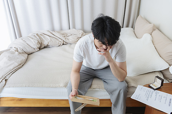 포토 JPG 라이프스타일 응시 남자 맨라이프 액자 남편 실내 한명 들기 앉기 상반신 성인 앞모습 30대 턱괴기 침실 한국인 침대 괴로움 결혼반지 반지케이스 이혼 싱글라이프 성인남자한명만 이혼서류 돌싱 국내포토 1 시선 감정 뷰포인트 가구 결혼 모션 사람 동양인 내부 생활 장년 반지 보관함 남자한명만 성인남자만 파일형식