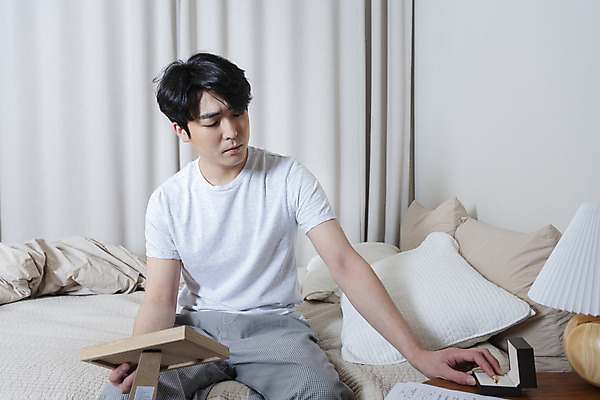포토 JPG 라이프스타일 남자 맨라이프 액자 남편 실내 한명 상반신 성인 앞모습 30대 침실 만지기 한국인 침대 결혼반지 반지케이스 이혼 싱글라이프 성인남자한명만 이혼서류 돌싱 국내포토 1 뷰포인트 가구 결혼 모션 사람 동양인 내부 생활 장년 반지 보관함 남자한명만 성인남자만 파일형식