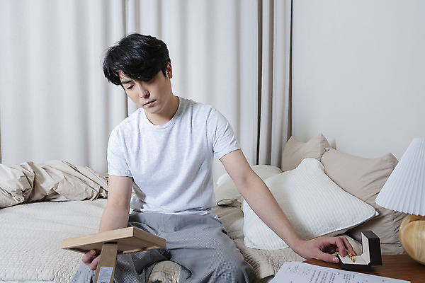 포토 JPG 라이프스타일 응시 남자 맨라이프 액자 남편 실내 한명 들기 앉기 상반신 성인 앞모습 30대 침실 만지기 한국인 침대 결혼반지 반지케이스 이혼 싱글라이프 성인남자한명만 이혼서류 돌싱 국내포토 1 시선 뷰포인트 가구 결혼 모션 사람 동양인 내부 생활 장년 반지 보관함 남자한명만 성인남자만 파일형식