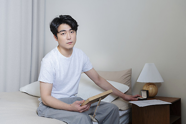 포토 JPG 라이프스타일 응시 남자 맨라이프 액자 남편 실내 한명 들기 앉기 상반신 성인 옆모습 30대 침실 한국인 침대 결혼반지 반지케이스 이혼 싱글라이프 성인남자한명만 이혼서류 돌싱 국내포토 1 시선 뷰포인트 가구 결혼 모션 사람 동양인 내부 생활 장년 반지 보관함 남자한명만 성인남자만 파일형식