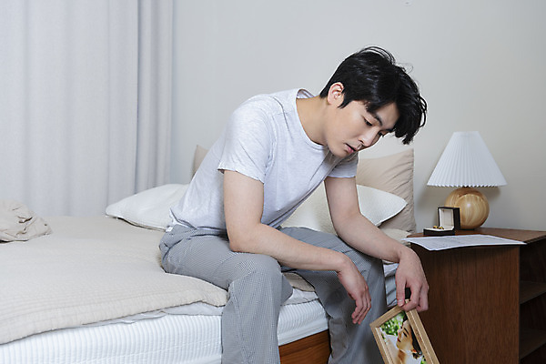 포토 JPG 라이프스타일 남자 맨라이프 액자 남편 실내 한명 들기 앉기 상반신 성인 옆모습 30대 침실 한국인 침대 괴로움 결혼반지 반지케이스 이혼 싱글라이프 성인남자한명만 이혼서류 돌싱 국내포토 1 감정 뷰포인트 가구 결혼 모션 사람 동양인 내부 생활 장년 반지 보관함 남자한명만 성인남자만 파일형식