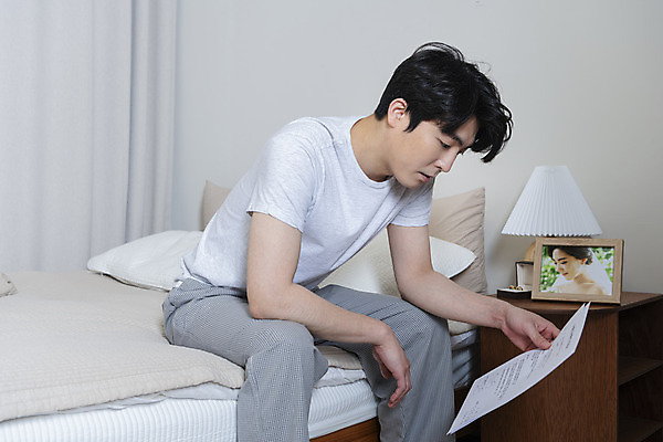 포토 JPG 라이프스타일 응시 남자 맨라이프 액자 남편 실내 한명 들기 앉기 상반신 성인 옆모습 30대 침실 한국인 침대 결혼반지 반지케이스 이혼 싱글라이프 성인남자한명만 이혼서류 돌싱 국내포토 1 시선 뷰포인트 가구 결혼 모션 사람 동양인 내부 생활 장년 반지 보관함 남자한명만 성인남자만 파일형식