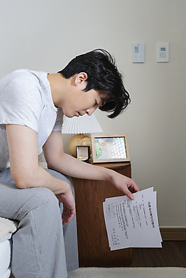 포토 JPG 라이프스타일 응시 남자 맨라이프 액자 남편 실내 한명 들기 상반신 성인 옆모습 30대 침실 한국인 침대 괴로움 결혼반지 반지케이스 이혼 싱글라이프 성인남자한명만 이혼서류 돌싱 국내포토 1 시선 감정 뷰포인트 가구 결혼 모션 사람 동양인 내부 생활 장년 반지 보관함 남자한명만 성인남자만 파일형식