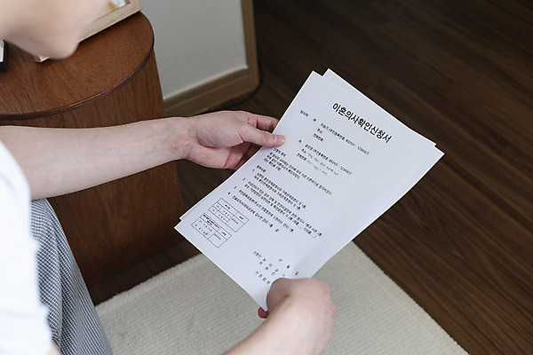 포토 JPG 라이프스타일 손 남자 맨라이프 남편 실내 한명 들기 상반신 성인 옆모습 30대 침실 한국인 이혼 싱글라이프 성인남자한명만 이혼서류 돌싱 국내포토 1 뷰포인트 모션 사람 동양인 내부 생활 신체부위 장년 남자한명만 성인남자만 파일형식