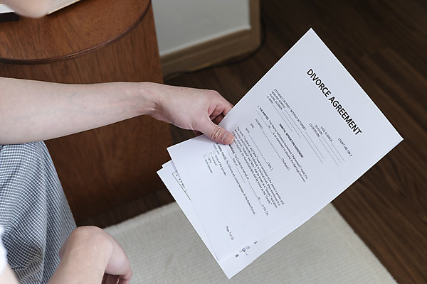 포토 JPG 라이프스타일 남자 맨라이프 남편 실내 한명 들기 앉기 상반신 성인 옆모습 30대 침실 한국인 이혼 싱글라이프 성인남자한명만 이혼서류 돌싱 국내포토 1 뷰포인트 모션 사람 동양인 내부 생활 장년 남자한명만 성인남자만 파일형식