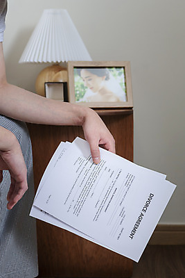 포토 JPG 라이프스타일 손 맨라이프 액자 남편 실내 들기 신체부위 침실 결혼반지 이혼 싱글라이프 이혼서류 돌싱 국내포토 남자 결혼 모션 사람 내부 생활 반지 파일형식