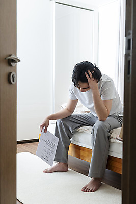 포토 JPG 전신 라이프스타일 응시 남자 맨라이프 남편 실내 한명 들기 앉기 성인 옆모습 30대 문 침실 한국인 침대 괴로움 이혼 싱글라이프 성인남자한명만 이혼서류 돌싱 국내포토 1 시선 감정 뷰포인트 가구 모션 사람 동양인 내부 생활 장년 남자한명만 성인남자만 파일형식