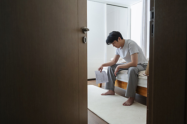 포토 JPG 전신 라이프스타일 응시 남자 맨라이프 남편 실내 한명 들기 앉기 성인 옆모습 30대 문 침실 한국인 침대 괴로움 이혼 싱글라이프 성인남자한명만 이혼서류 돌싱 국내포토 1 시선 감정 뷰포인트 가구 모션 사람 동양인 내부 생활 장년 남자한명만 성인남자만 파일형식