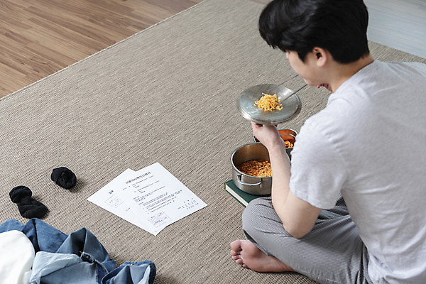 포토 JPG 전신 라이프스타일 응시 남자 맨라이프 거실 남편 양말 실내 한명 들기 성인 뒷모습 30대 한국인 뚜껑 라면 냄비 먹기 빨랫감 이혼 싱글라이프 성인남자한명만 이혼서류 돌싱 국내포토 1 시선 음식 뷰포인트 모션 사람 동양인 내부 생활 장년 면류 빨래 솥 남자한명만 성인남자만 파일형식