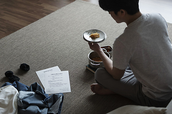 포토 JPG 전신 라이프스타일 응시 남자 맨라이프 거실 남편 양말 실내 한명 들기 성인 뒷모습 30대 한국인 뚜껑 라면 냄비 먹기 빨랫감 이혼 싱글라이프 성인남자한명만 이혼서류 돌싱 국내포토 1 시선 음식 뷰포인트 모션 사람 동양인 내부 생활 장년 면류 빨래 솥 남자한명만 성인남자만 파일형식