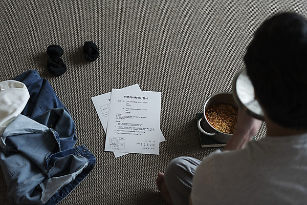 포토 JPG 라이프스타일 남자 맨라이프 거실 남편 양말 실내 한명 들기 상반신 성인 뒷모습 30대 한국인 뚜껑 라면 냄비 빨랫감 이혼 싱글라이프 성인남자한명만 이혼서류 돌싱 국내포토 1 음식 뷰포인트 모션 사람 동양인 내부 생활 장년 면류 빨래 솥 남자한명만 성인남자만 파일형식