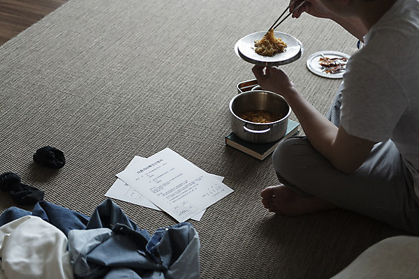 포토 JPG 라이프스타일 남자 맨라이프 거실 남편 양말 실내 한명 들기 상반신 성인 옆모습 30대 한국인 뚜껑 라면 냄비 먹기 빨랫감 이혼 싱글라이프 성인남자한명만 이혼서류 돌싱 국내포토 1 음식 뷰포인트 모션 사람 동양인 내부 생활 장년 면류 빨래 솥 남자한명만 성인남자만 파일형식