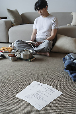 포토 JPG 전신 라이프스타일 응시 남자 맨라이프 액자 남편 실내 한명 들기 성인 옆모습 30대 소파 과자 한국인 냄비 빨랫감 이혼 싱글라이프 성인남자한명만 이혼서류 돌싱 국내포토 1 시선 뷰포인트 의자 모션 디저트 사람 동양인 내부 생활 장년 빨래 솥 남자한명만 성인남자만 파일형식