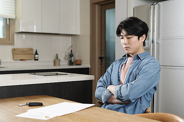 포토 JPG 라이프스타일 응시 남자 맨라이프 식탁 남편 실내 한명 앉기 상반신 성인 옆모습 아웃포커스 30대 도장 팔짱 주방 한국인 고민 결혼반지 이혼 싱글라이프 성인남자한명만 이혼서류 돌싱 국내포토 1 시선 감정 뷰포인트 결혼 모션 탁자 촬영기법 사람 동양인 내부 생활 장년 반지 남자한명만 성인남자만 파일형식