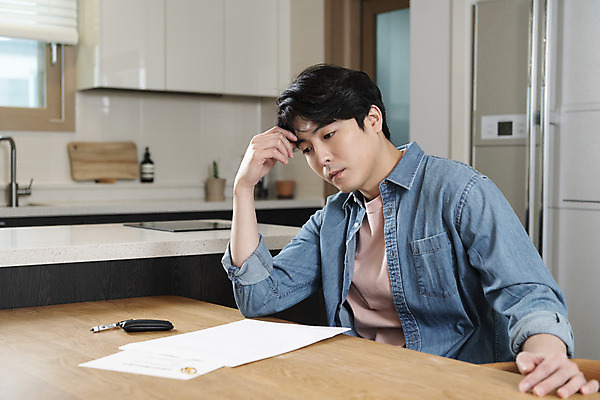 포토 JPG 라이프스타일 응시 남자 맨라이프 식탁 남편 실내 한명 앉기 상반신 성인 옆모습 30대 도장 주방 한국인 고민 결혼반지 이혼 싱글라이프 성인남자한명만 이혼서류 돌싱 국내포토 1 시선 감정 뷰포인트 결혼 모션 탁자 사람 동양인 내부 생활 장년 반지 남자한명만 성인남자만 파일형식