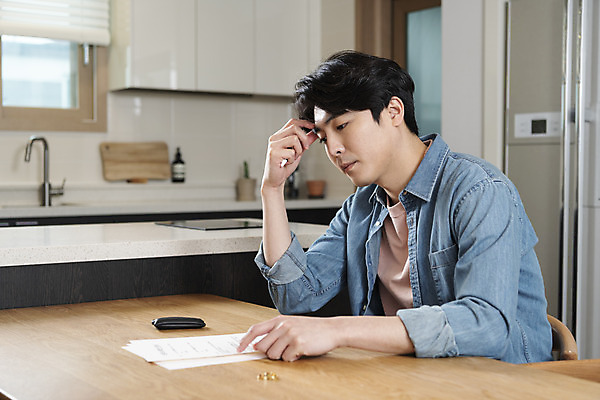 포토 JPG 라이프스타일 응시 남자 맨라이프 식탁 남편 실내 한명 앉기 상반신 성인 옆모습 30대 도장 주방 한국인 고민 결혼반지 이혼 싱글라이프 성인남자한명만 이혼서류 돌싱 국내포토 1 시선 감정 뷰포인트 결혼 모션 탁자 사람 동양인 내부 생활 장년 반지 남자한명만 성인남자만 파일형식