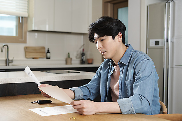 포토 JPG 라이프스타일 응시 남자 맨라이프 식탁 남편 실내 한명 들기 앉기 상반신 성인 옆모습 30대 도장 주방 한국인 고민 결혼반지 이혼 싱글라이프 성인남자한명만 이혼서류 돌싱 국내포토 1 시선 감정 뷰포인트 결혼 모션 탁자 사람 동양인 내부 생활 장년 반지 남자한명만 성인남자만 파일형식